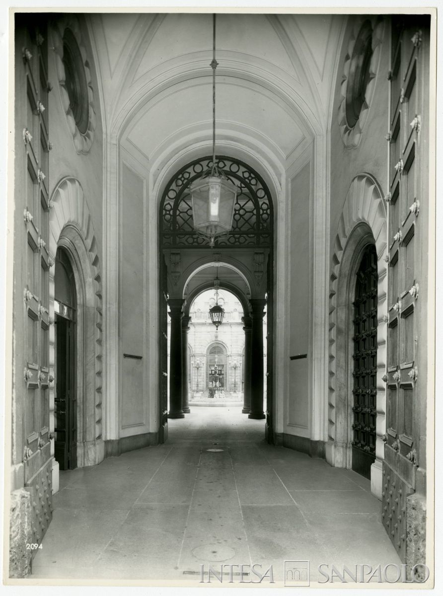 Cà de Sass, ingresso in via Monte di Pietà 8, sullo sfondo il cortile interno, 1966 (foto di Vincenzo Aragozzini)