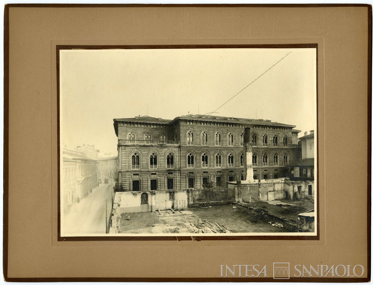 Vista della Cà de Sass durante le demolizione degli edifici preesistenti per la costruzione del Palazzo delle Colonne, 1932-1933 (fotografo sconosciuto)