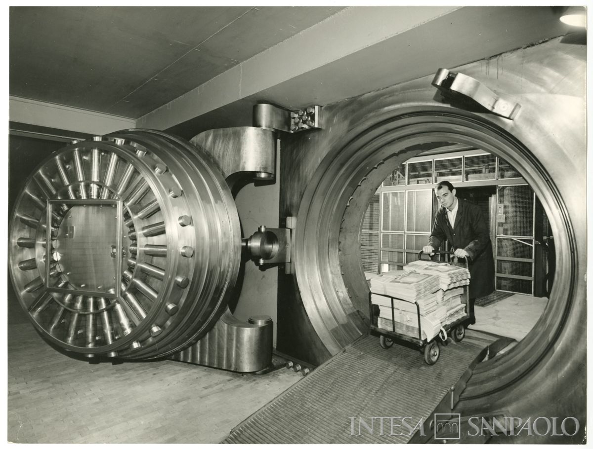 Palazzo delle Colonne, caveau, 1965 (Publifoto)