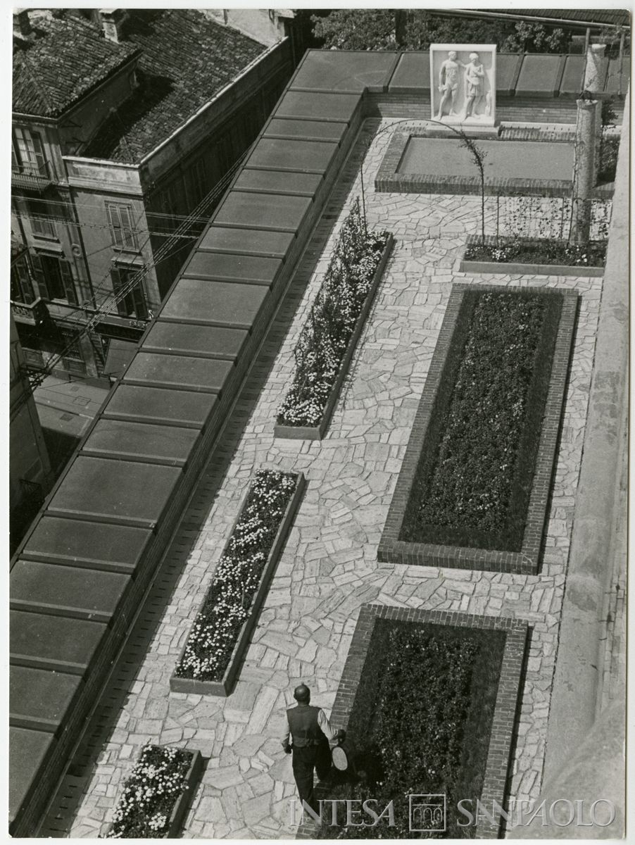 Palazzo delle Colonne, ala destra del giardino pensile con giardiniere al lavoro, 1941 (Bruno Stefani)