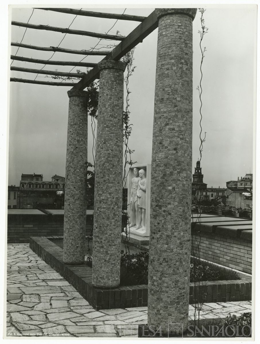 Palazzo delle Colonne, opera Dafni e Cloe di Nino Galizzi e il colonnato, anni 1940 (Vincenzo Aragozzini dello Stabilimento Fot. Crimella)