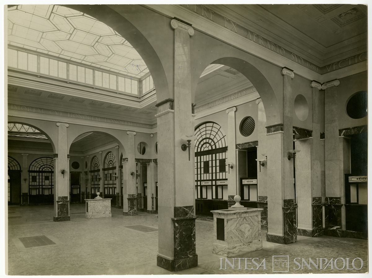 Palazzo Confalonieri, interno del salone dell'Esattoria Civica, anni 1930 (Vincenzo Aragozzini)