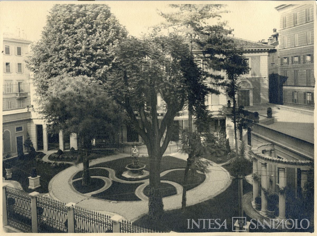 Palazzo Confalonieri, giardino interno del Centro Congressi, anni 1930 (fotografo sconosciuto)