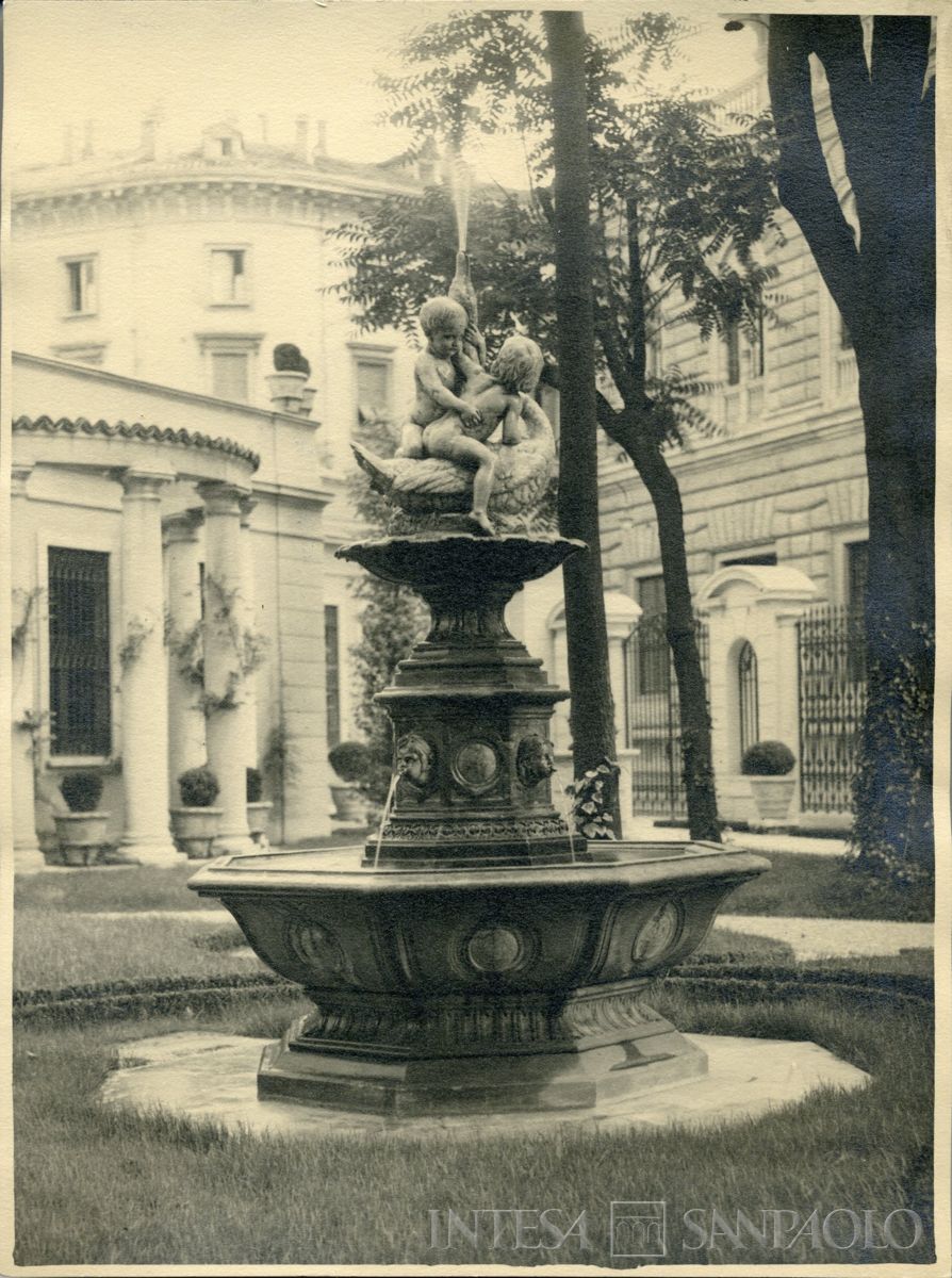 Palazzo Confalonieri, fontana del giardino interno del Centro Congressi, anni 1930 (fotografo sconosciuto)