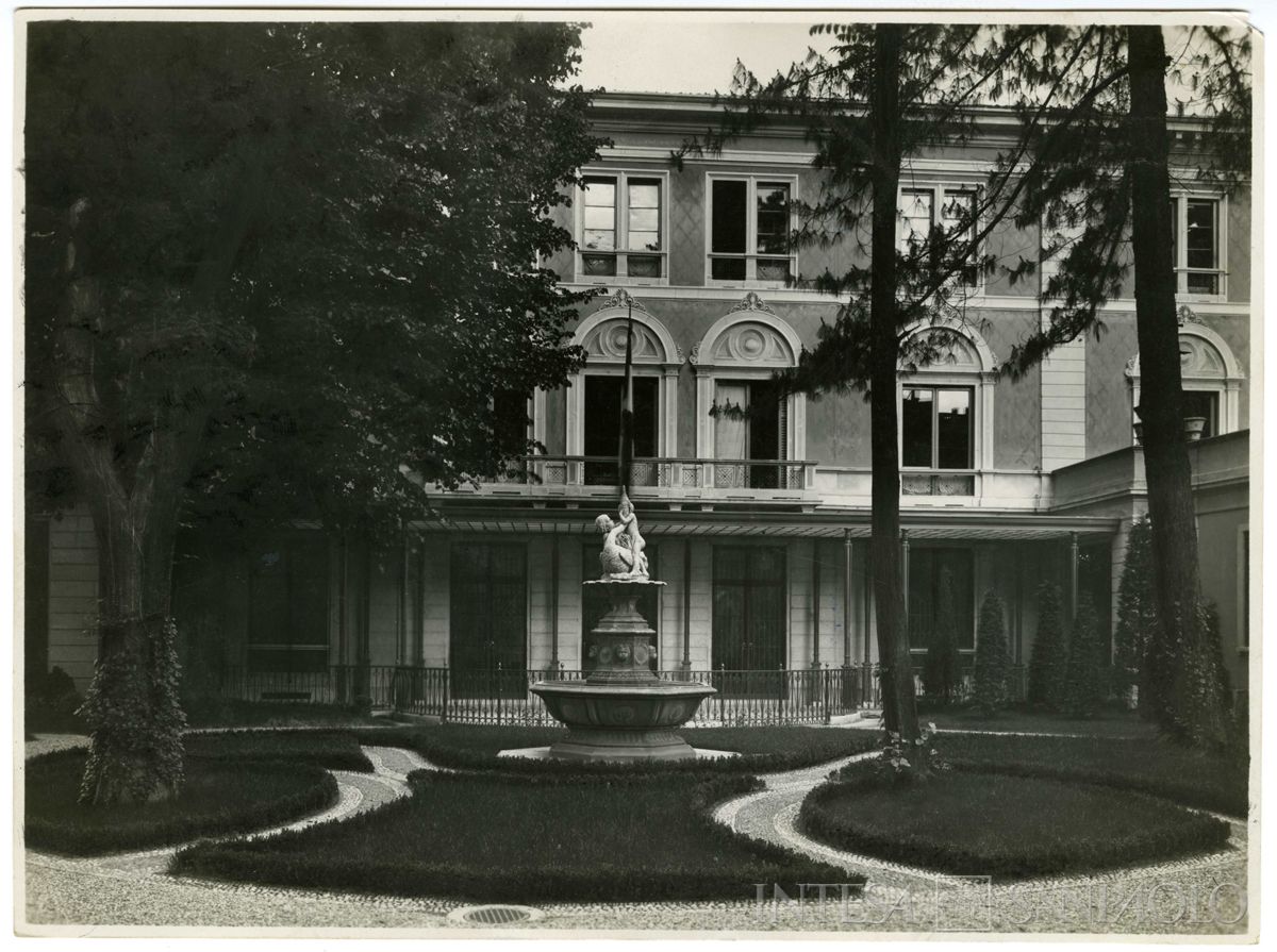 Palazzo Confalonieri, giardino interno del Centro Congressi, anni 1930 (fotografo sconosciuto)