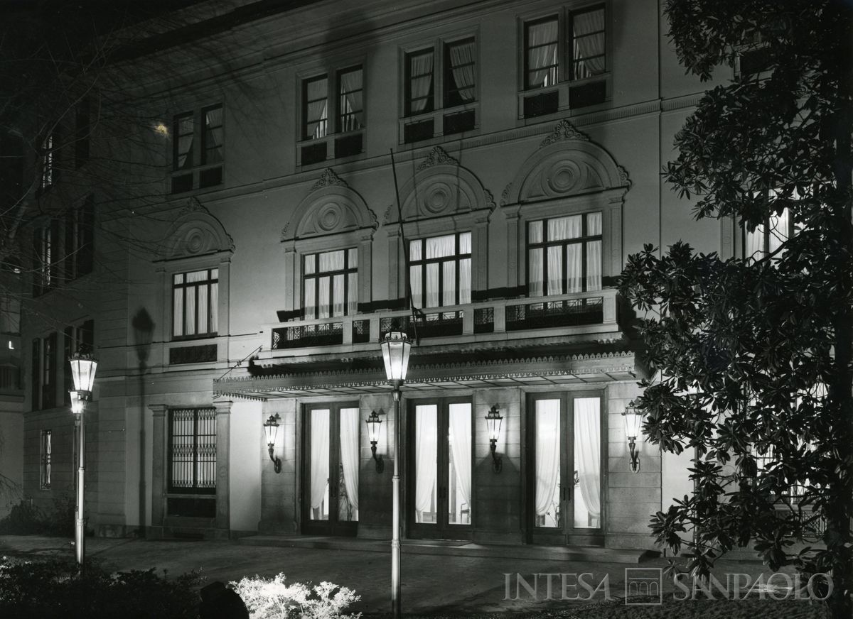 Palazzo Confalonieri, esterno notturno, 1969 (Elle2)