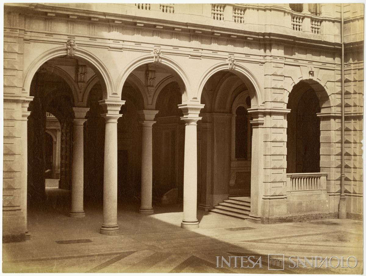 Cà de Sass, vista dell'atrio d'ingresso, 1872 (Foto Pompeo Pozzi)