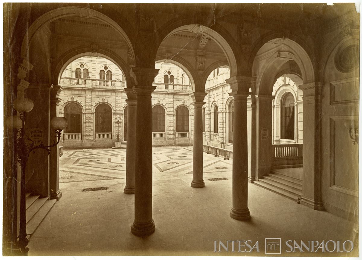 Cà de Sass, vista del cortile dall'atrio, 1872 (Foto Pompeo Pozzi)