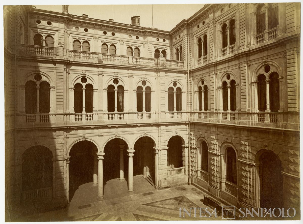 Cà de Sass, scorcio del cortile, 1872 (Foto Pompeo Pozzi)