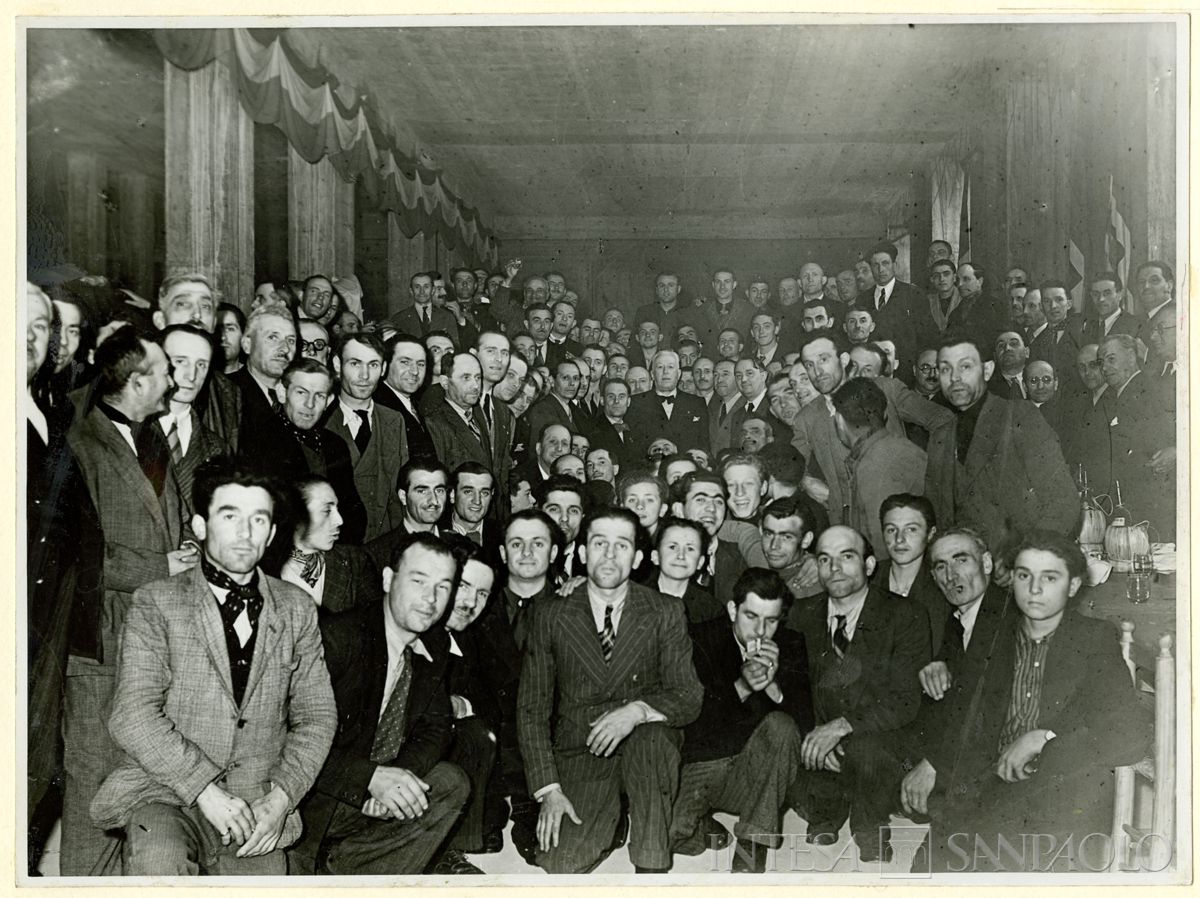 Palazzo della Colonne,  risottata organizzata per l'arrivo dei lavori al tetto, 1939 (Riccardo Paganini)