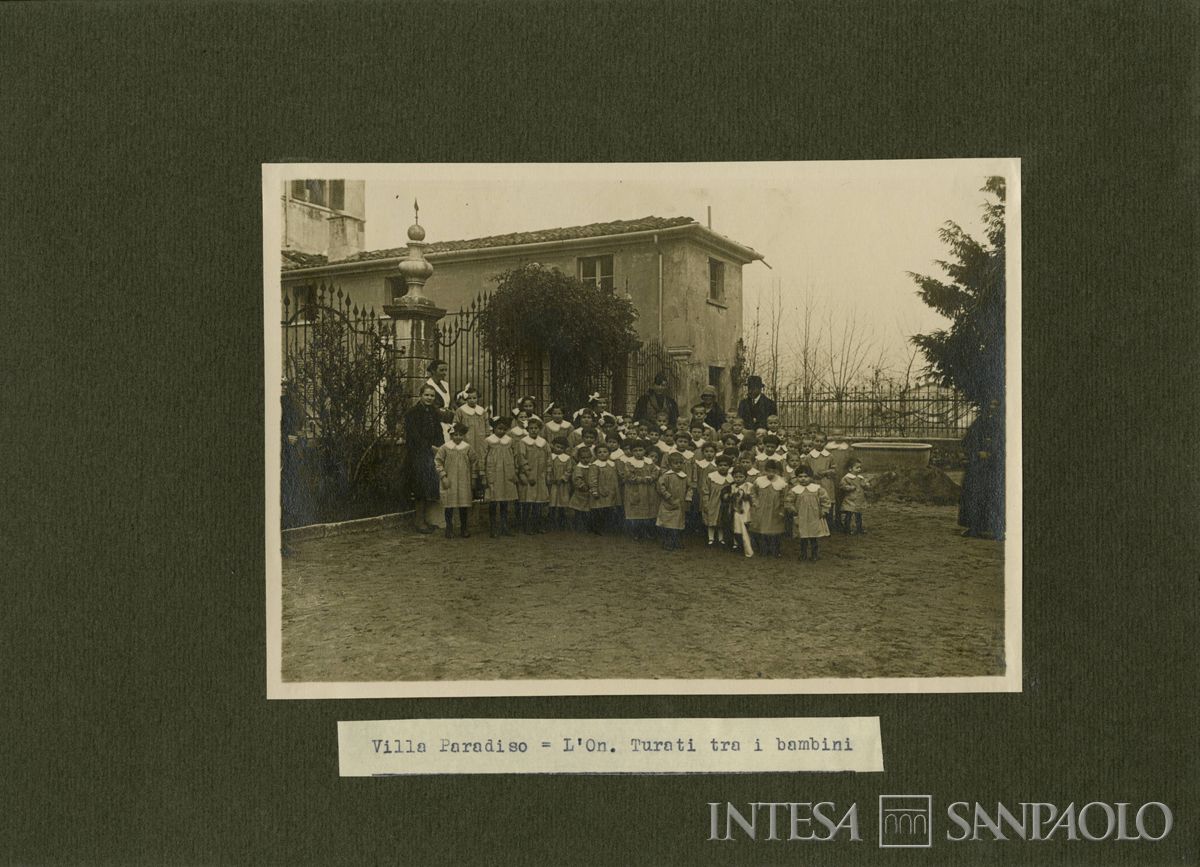 Onorevole Antonio Turati tra i bambini di Villa Paradiso (Brescia), 1930 (fotografo sconosciuto)
