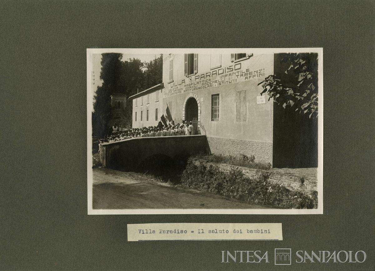 Bambini all'ingresso di Villa Paradiso (Brescia), 1930 (fotografo sconosciuto)