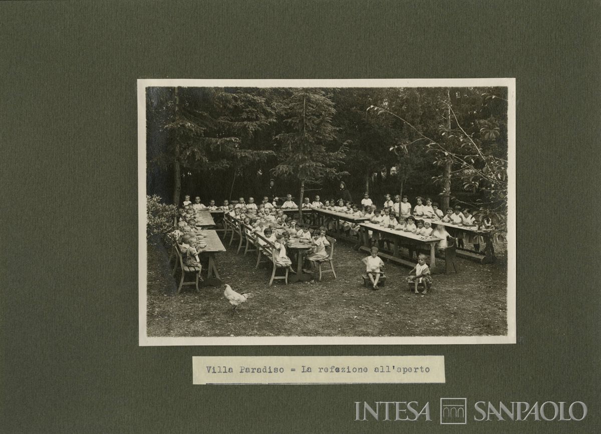 Refezione all'aperto, Villa Paradiso (Brescia), 1930 (fotografo sconosciuto)