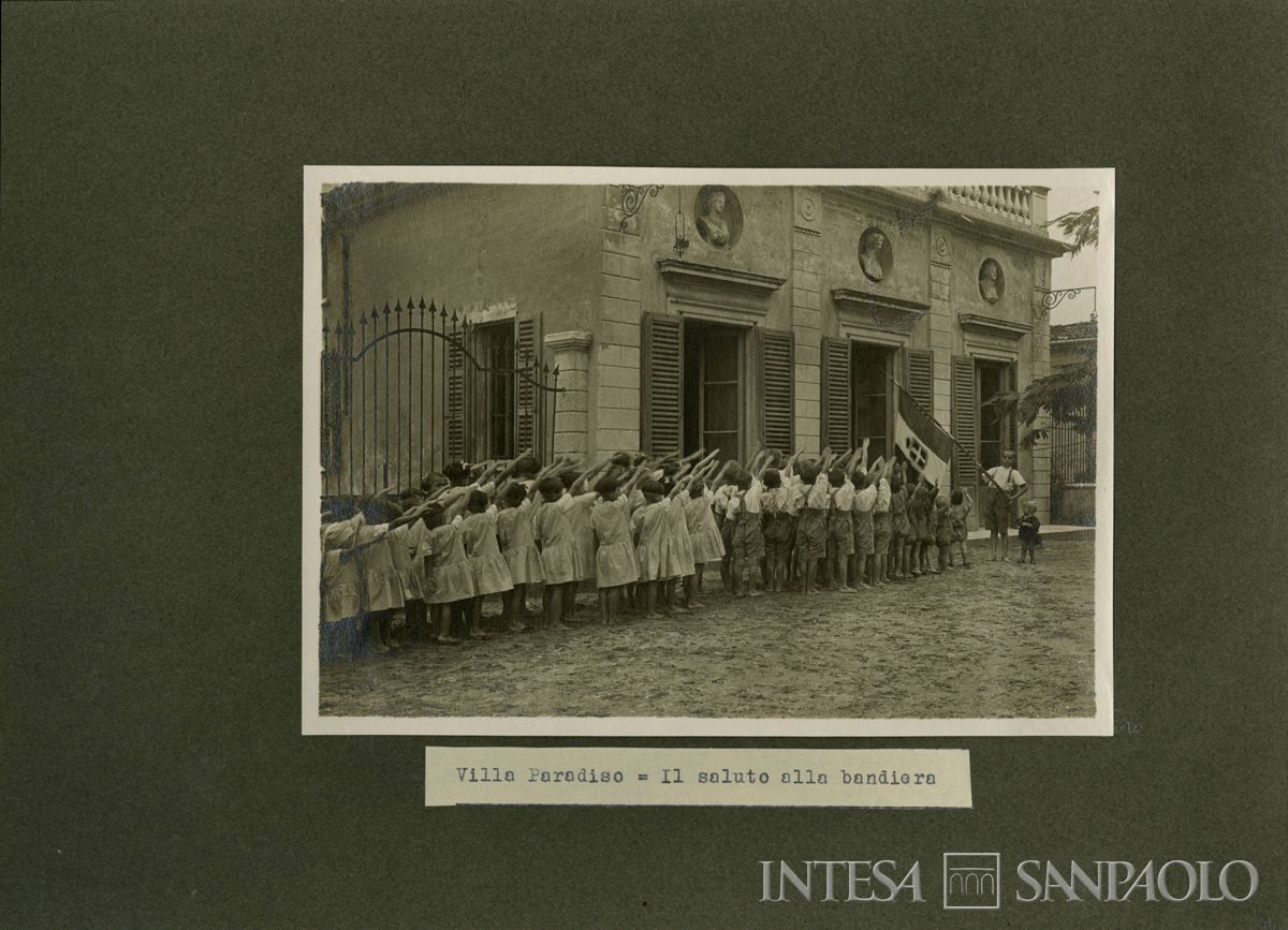 Saluto fascista alla bandiera, Villa Paradiso (Brescia), 1930 (fotografo sconosciuto)