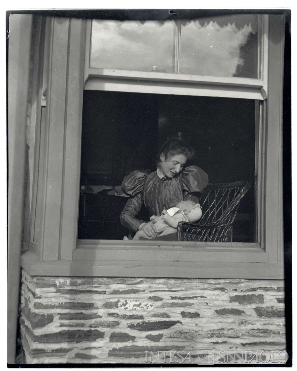 Nogara Ester con il figlio Johnny presso l'abitazione inglese, 1899 (Bernardino Nogara)