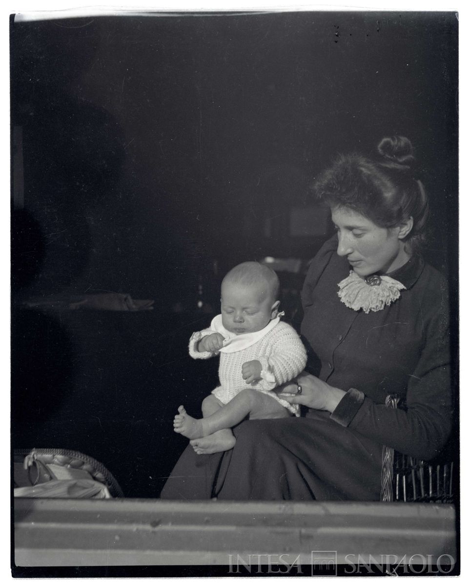 Nogara Ester con il figlio Johnny presso l'abitazione inglese, 1899 (Bernardino Nogara)