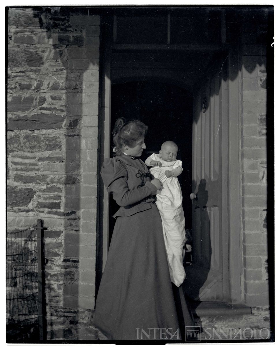 Nogara Ester con il figlio Johnny presso l'abitazione inglese, 1899 (Bernardino Nogara)