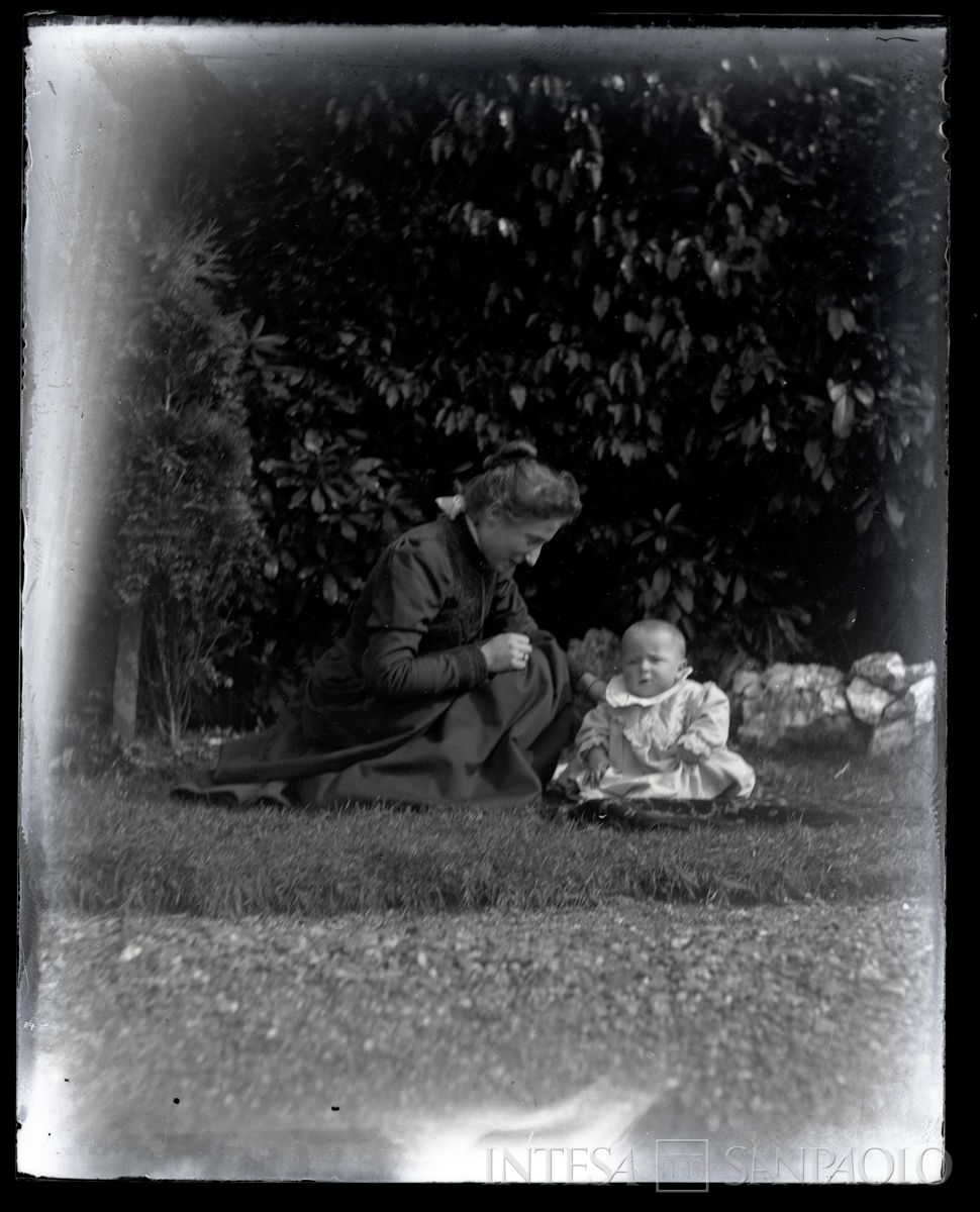 Nogara Ester con il figlio Johnny presso l'abitazione inglese, 1899 (Bernardino Nogara)