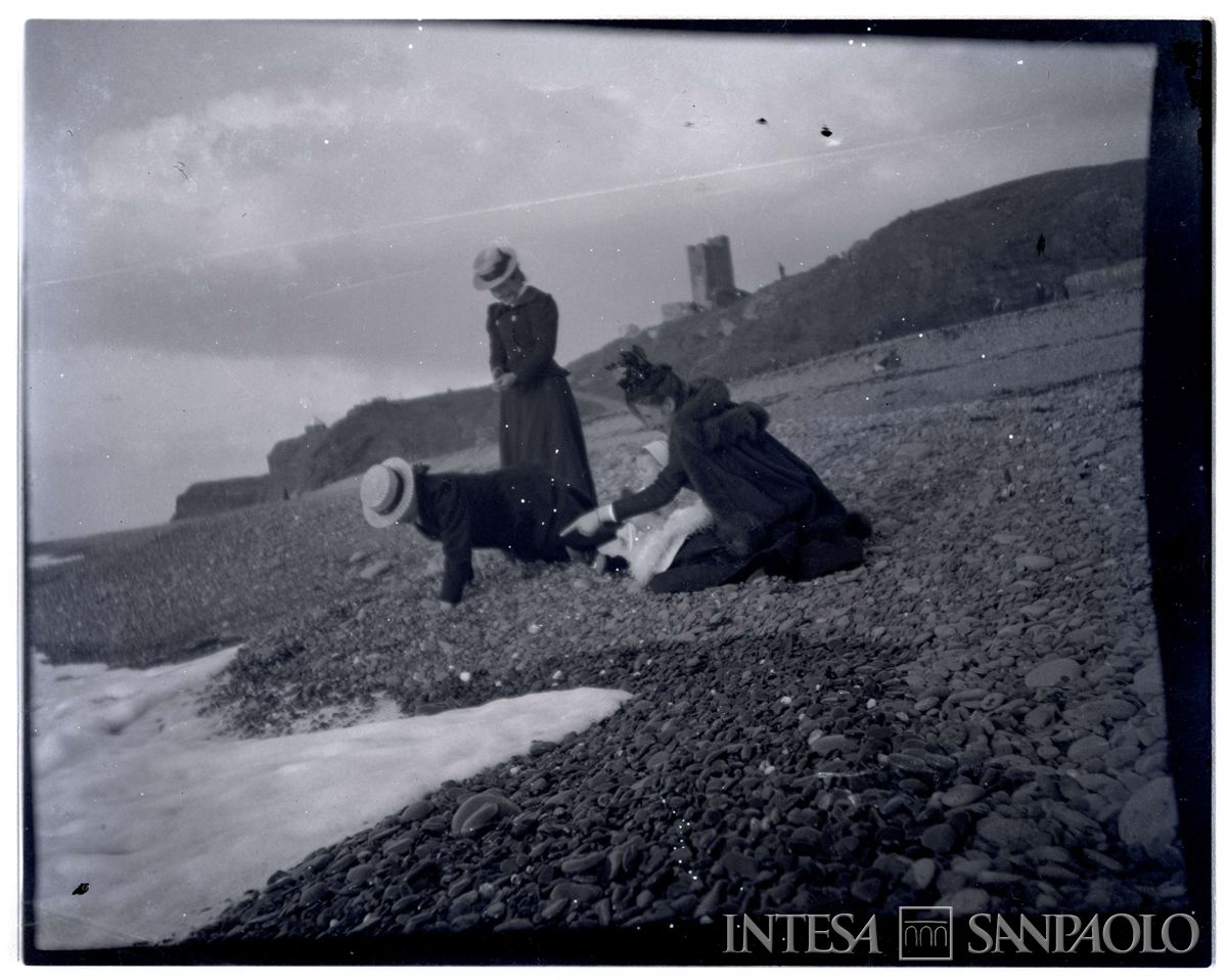 Nogara Ester con il figlio Johnny e due donne sulla spiaggia di Aberystwyth, 1900 (Bernardino Nogara)