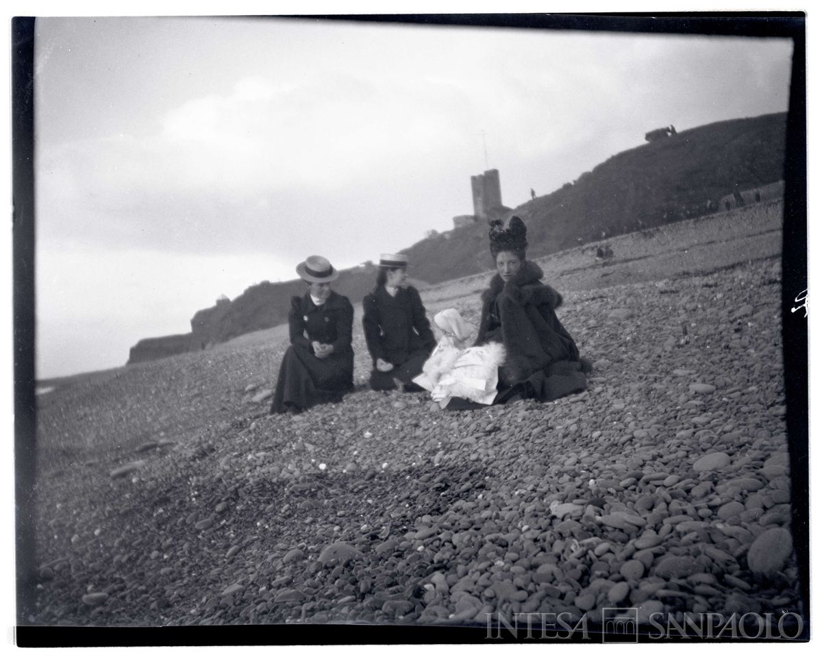 Nogara Ester con il figlio Johnny e due donne sulla spiaggia di Aberystwyth, 1900 (Bernardino Nogara)