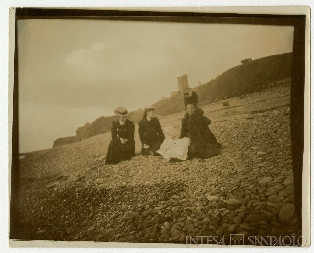 Nogara Ester con il figlio Johnny e due donne sulla spiaggia di Aberystwyth, 1900 (Bernardino Nogara)