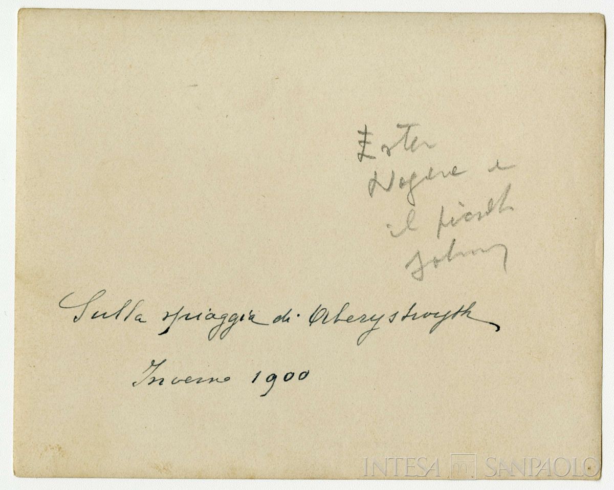 Nogara Ester con il figlio Johnny e due donne sulla spiaggia di Aberystwyth, 1900 (Bernardino Nogara), verso