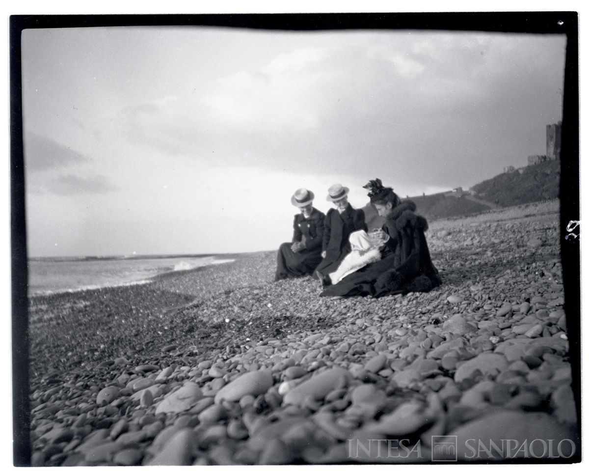 Nogara Ester con il figlio Johnny e due donne sulla spiaggia di Aberystwyth, 1900 (Bernardino Nogara)