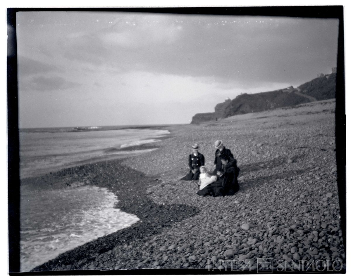 Nogara Ester con il figlio Johnny e due donne sulla spiaggia di Aberystwyth, 1900 (Bernardino Nogara)
