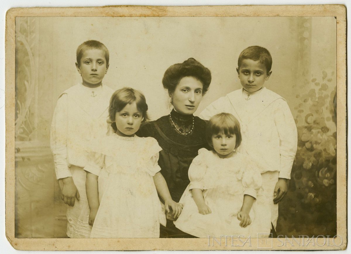 Nogara Ester con i figli Johnny, Josy, Antonietta e Giulia ritratti in studio fotografico, luglio 1908 (Elisa Pante)
