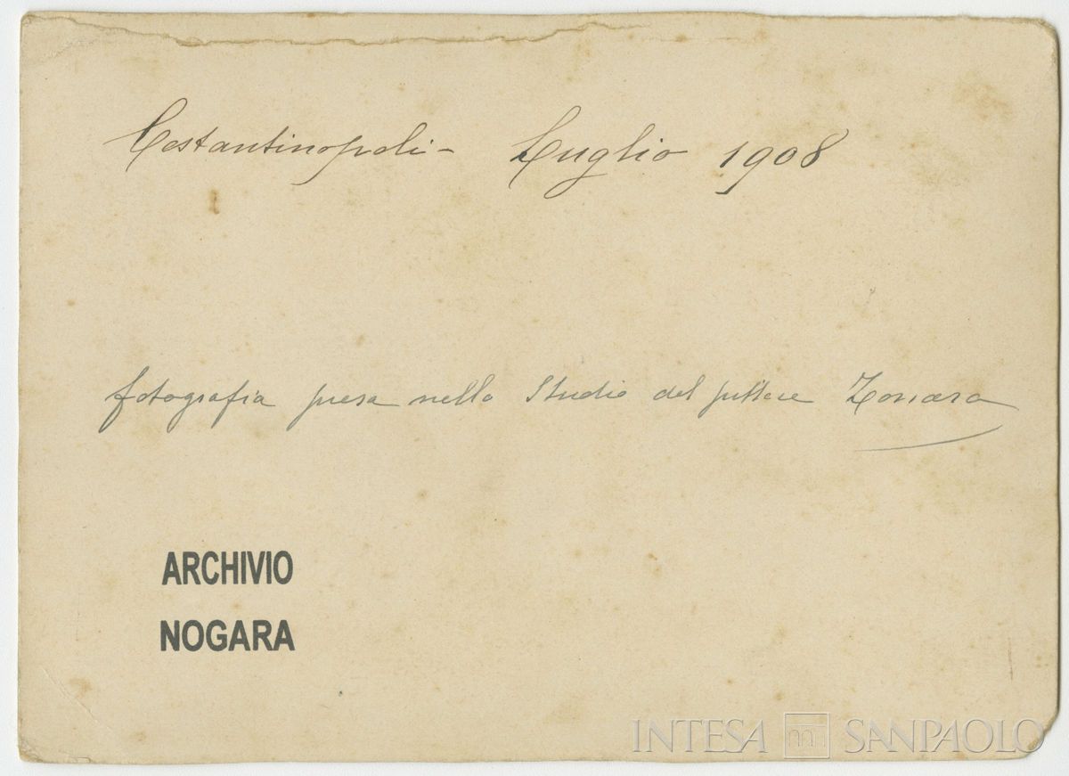 Nogara Ester con i figli Johnny, Josy, Antonietta e Giulia ritratti in studio fotografico, luglio 1908 (Elisa Pante), verso