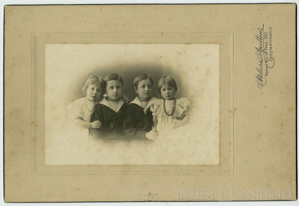 Nogara Johnny, Josy, Antonietta e Giulia ritratti in studio fotografico, aprile 1908 (Ateliers Apollon)