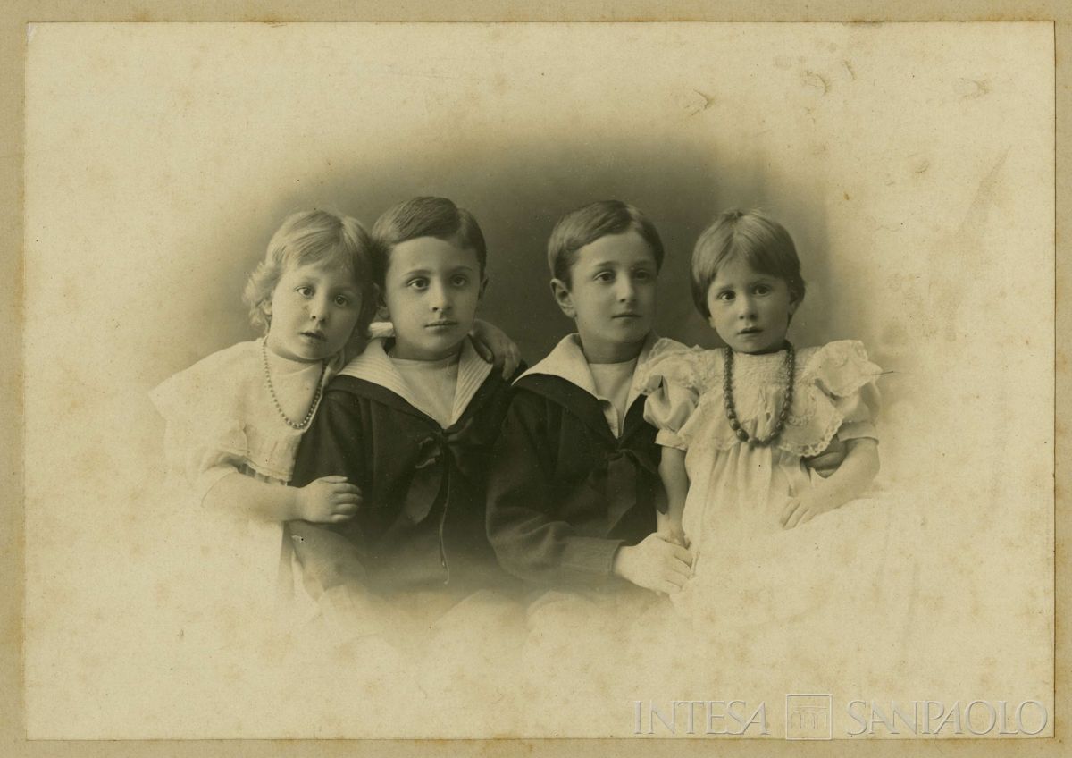 Nogara Johnny, Josy, Antonietta e Giulia ritratti in studio fotografico, aprile 1908 (Ateliers Apollon)