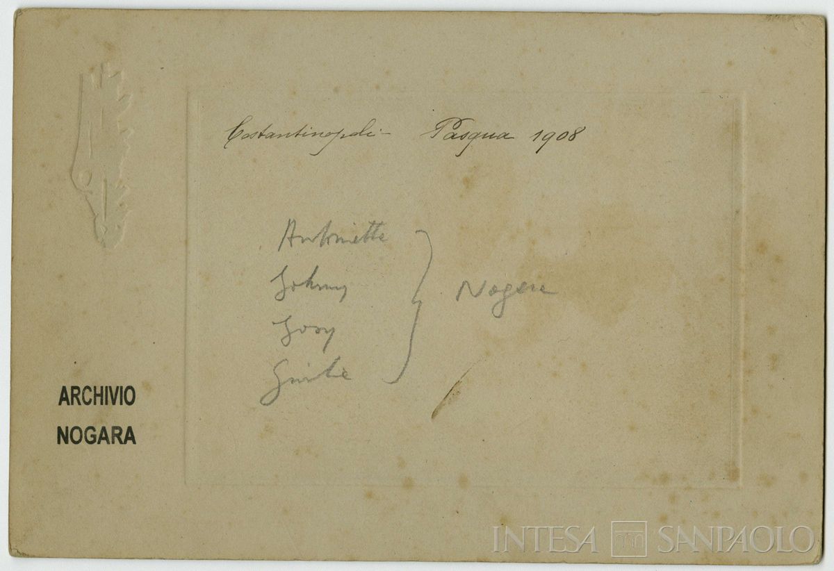 Nogara Johnny, Josy, Antonietta e Giulia ritratti in studio fotografico, aprile 1908 (Ateliers Apollon)