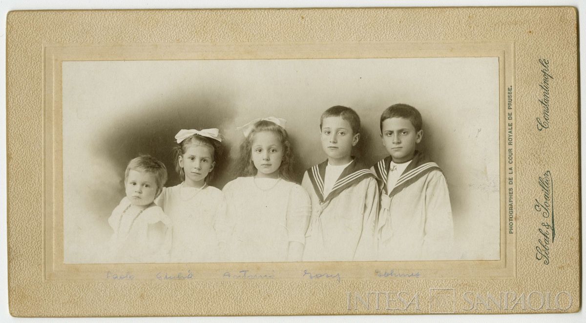 Nogara Johnny, Josy, Antonietta, Giulia e Paolo ritratti in studio fotografico, 1910 (Sébah & Joaillier successori)