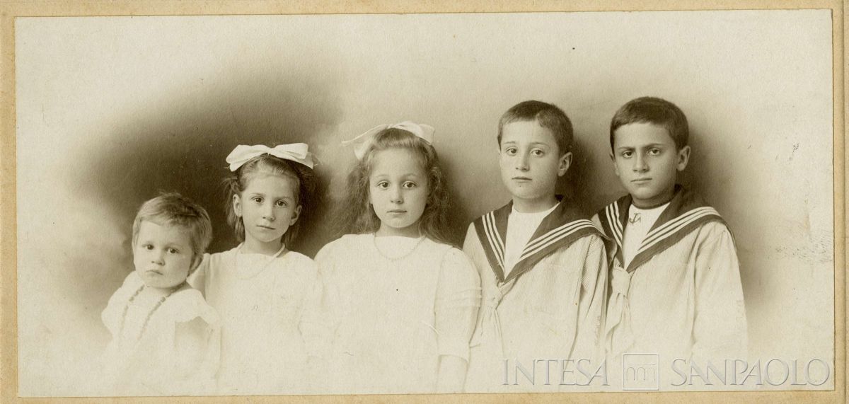 Nogara Johnny, Josy, Antonietta, Giulia e Paolo ritratti in studio fotografico, 1910 (Sébah & Joaillier successori)