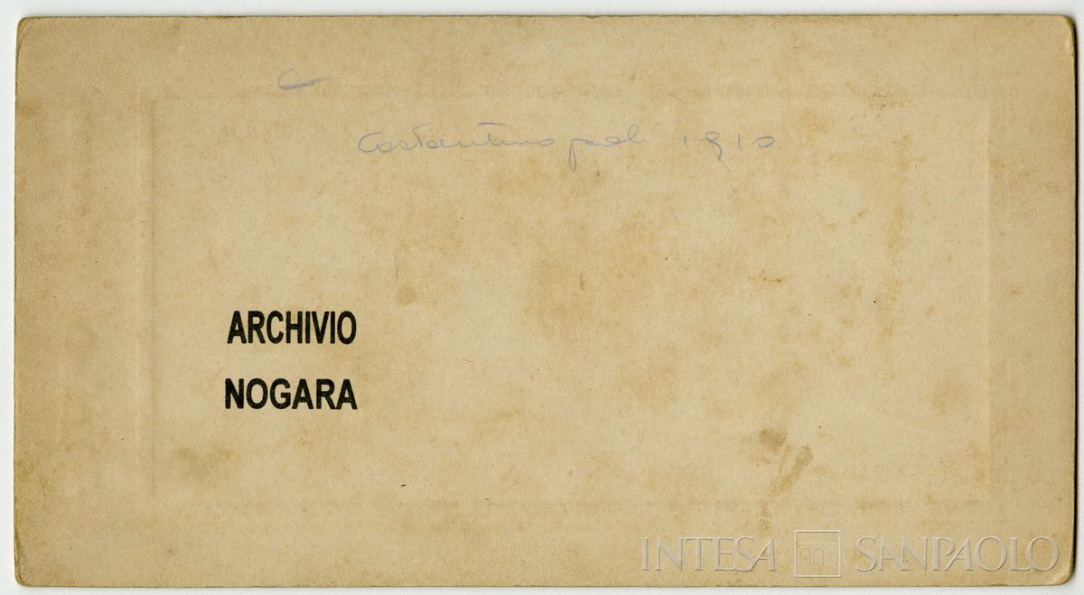 Nogara Johnny, Josy, Antonietta, Giulia e Paolo ritratti in studio fotografico, 1910 (Sébah & Joaillier successori), verso