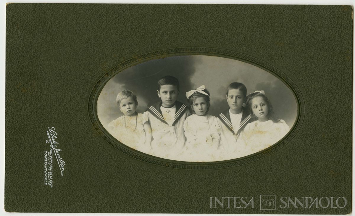 Nogara Johnny, Josy, Antonietta, Giulia e Paolo ritratti in studio fotografico, 1910 (Sébah & Joaillier successori)