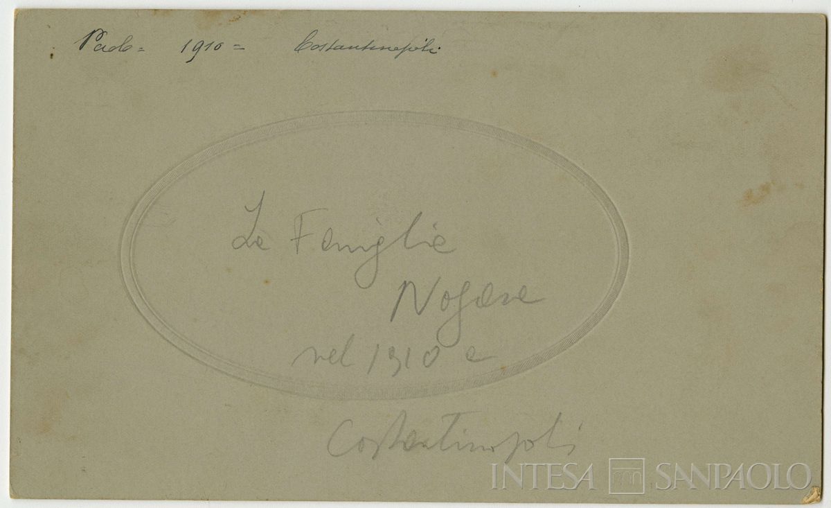 Nogara Johnny, Josy, Antonietta, Giulia e Paolo ritratti in studio fotografico, 1910 (Sébah & Joaillier successori), verso