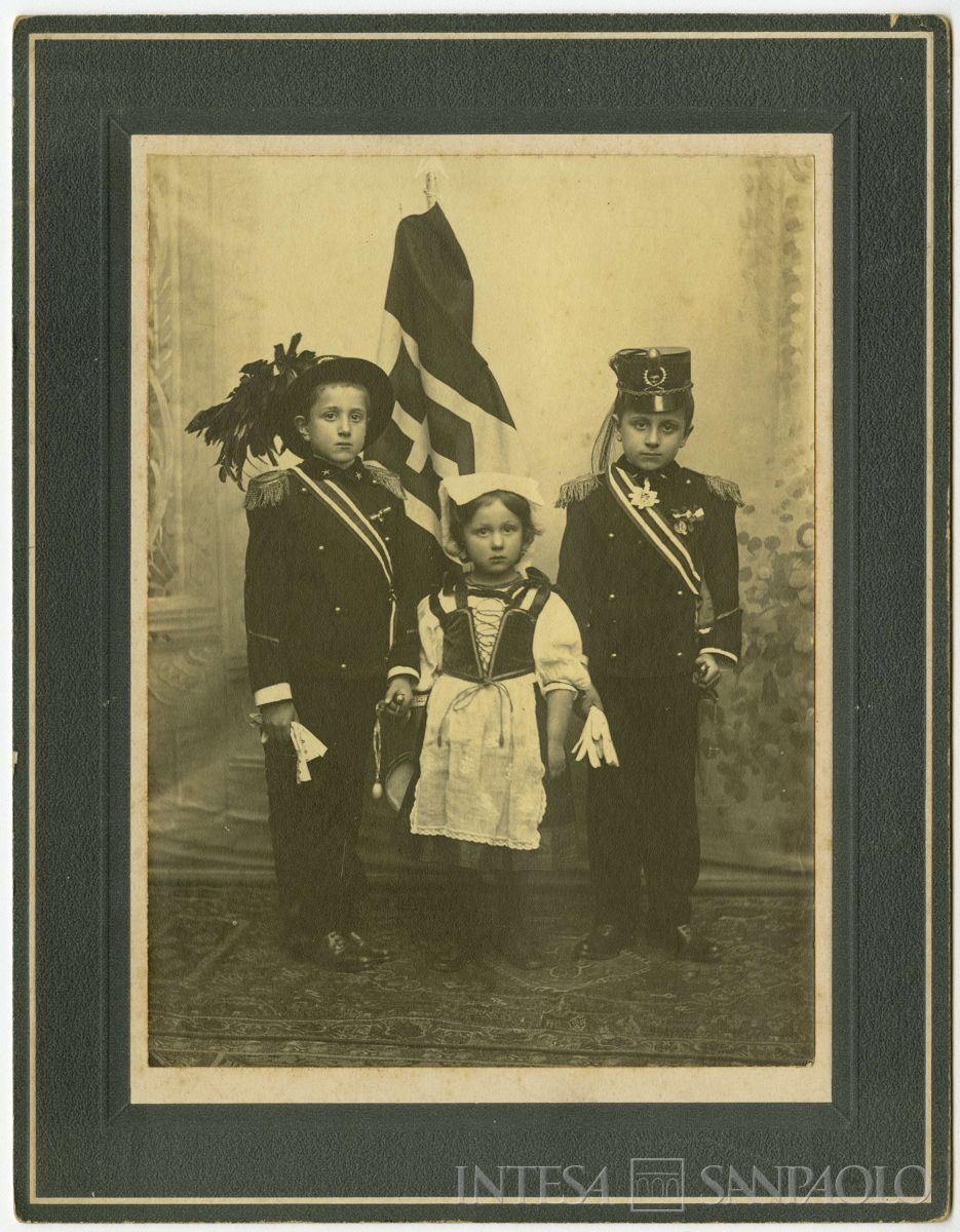 Nogara Johnny, Josy e Antonietta ritratti con abiti particolari in studio fotografico, 1908 (Elisa Pante)