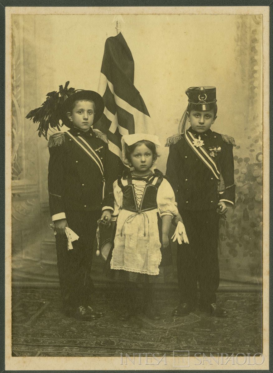 Nogara Johnny, Josy e Antonietta ritratti con abiti particolari in studio fotografico, 1908 (Elisa Pante)