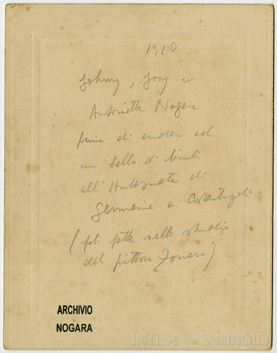 Nogara Johnny, Josy e Antonietta ritratti con abiti particolari in studio fotografico, 1908 (Elisa Pante)