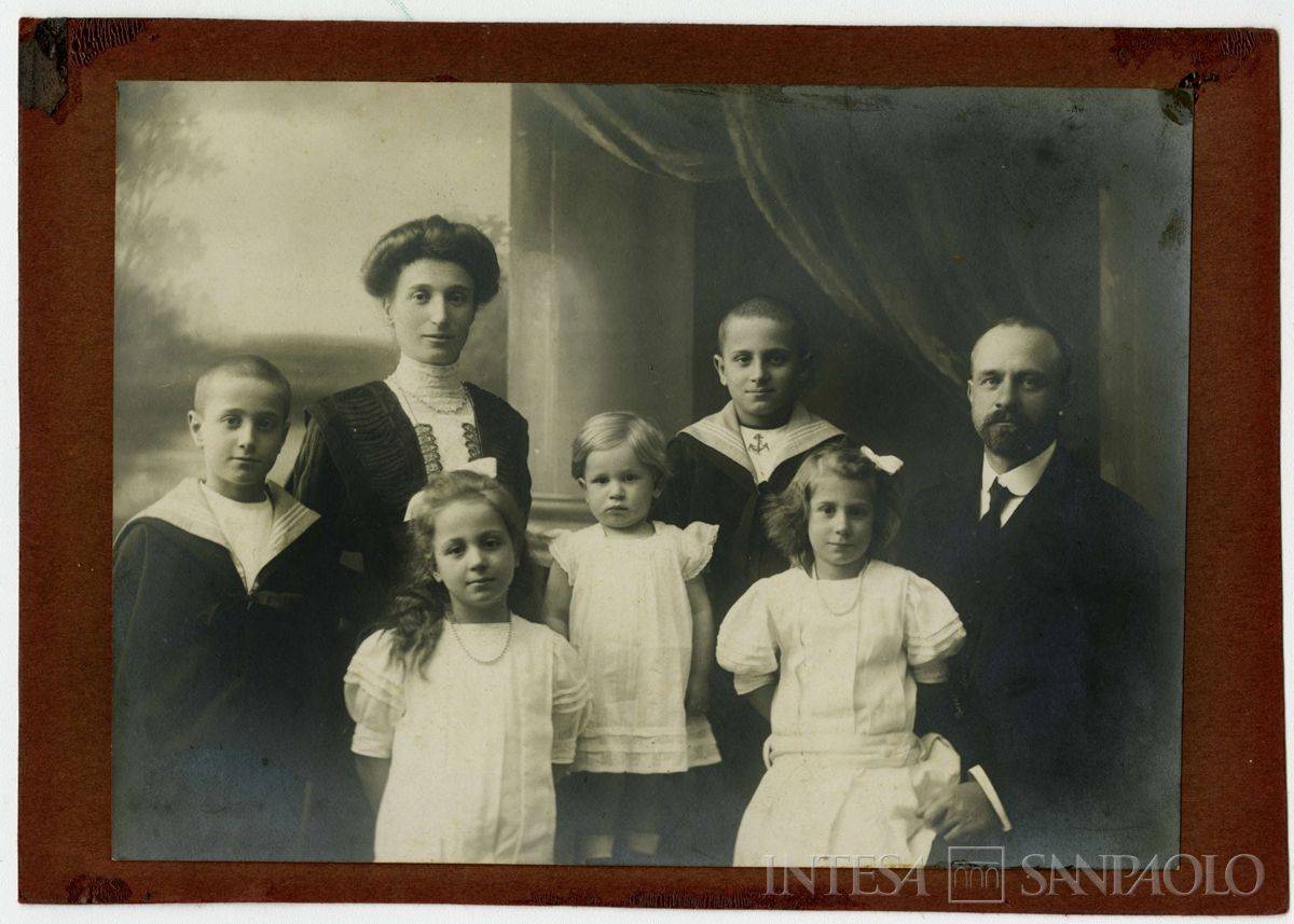 Famiglia Nogara ritratta in studio fotografico, 1910 (fotografo sconosciuto)