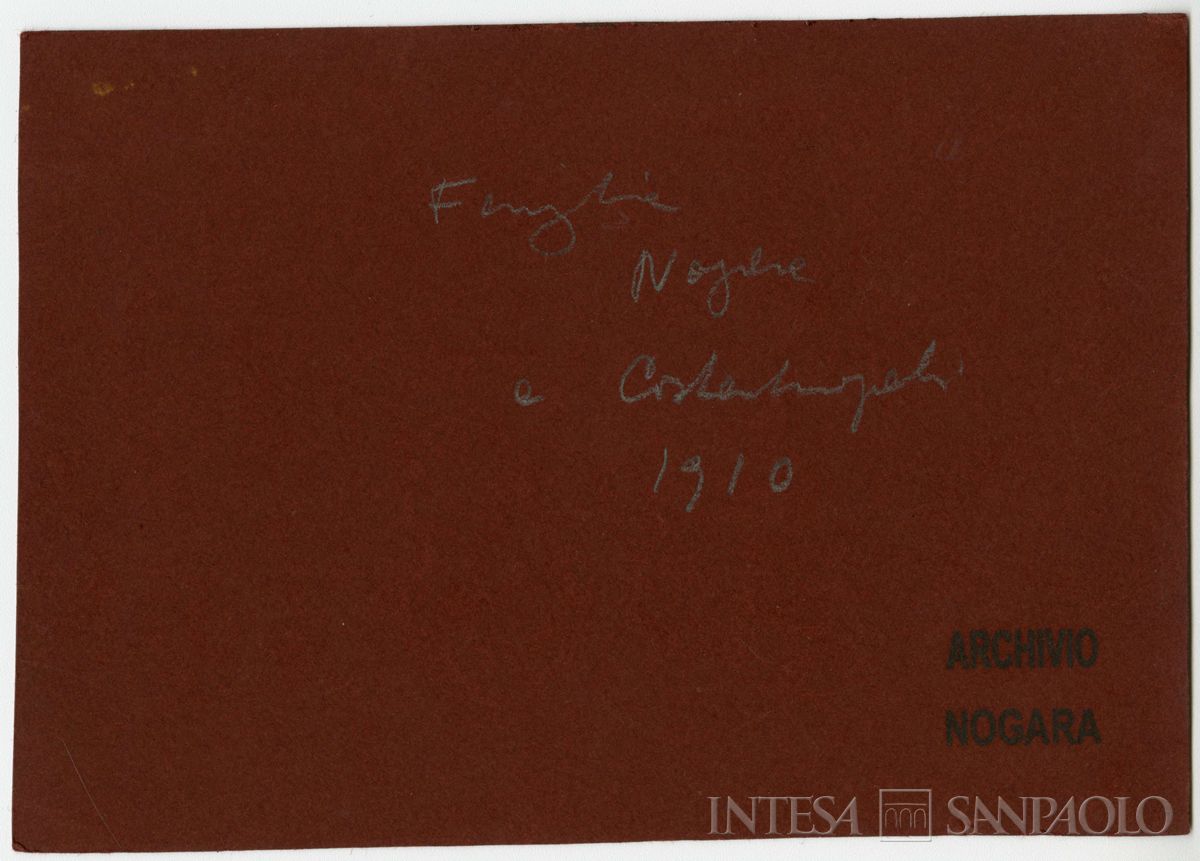 Famiglia Nogara ritratta in studio fotografico, 1910 (fotografo sconosciuto), verso