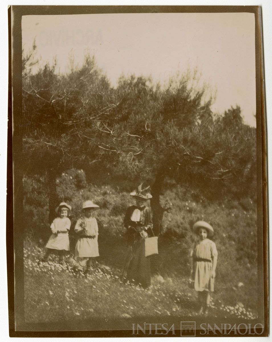Nogara Ester con i figli Antonietta, Giulia e Paolo a Beykos, 1912 circa (fotografo sconosciuto)