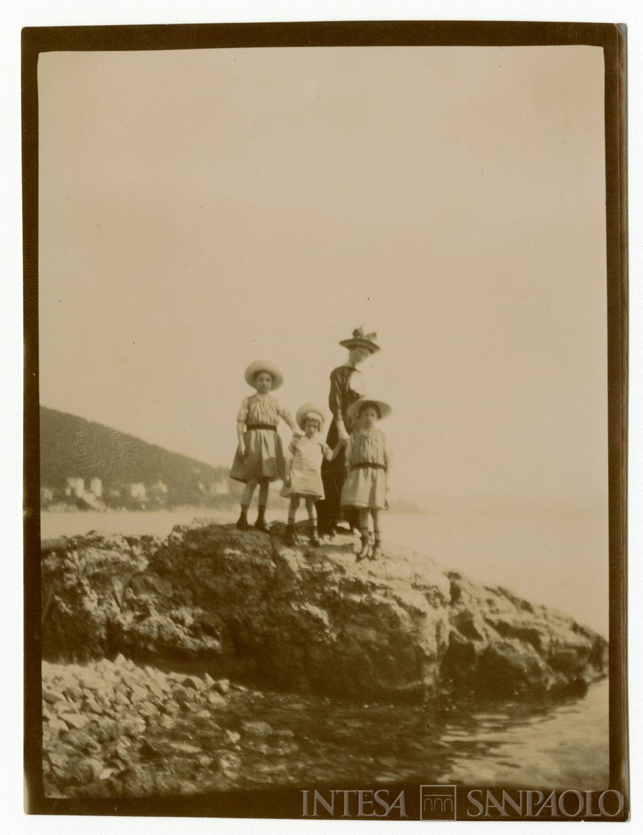Nogara Ester con i figli Antonietta, Giulia e Paolo a Beykos, 1912 circa (fotografo sconosciuto)