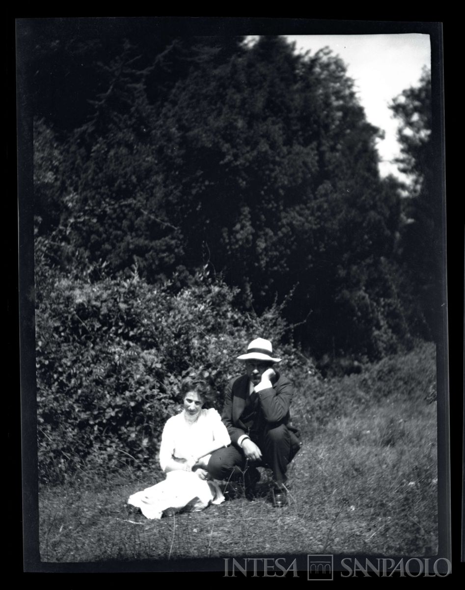 Nogara Bernardino e Ester in giardino a Beykos, al Fluriet Bagché, 1911 (fotografo sconosciuto)