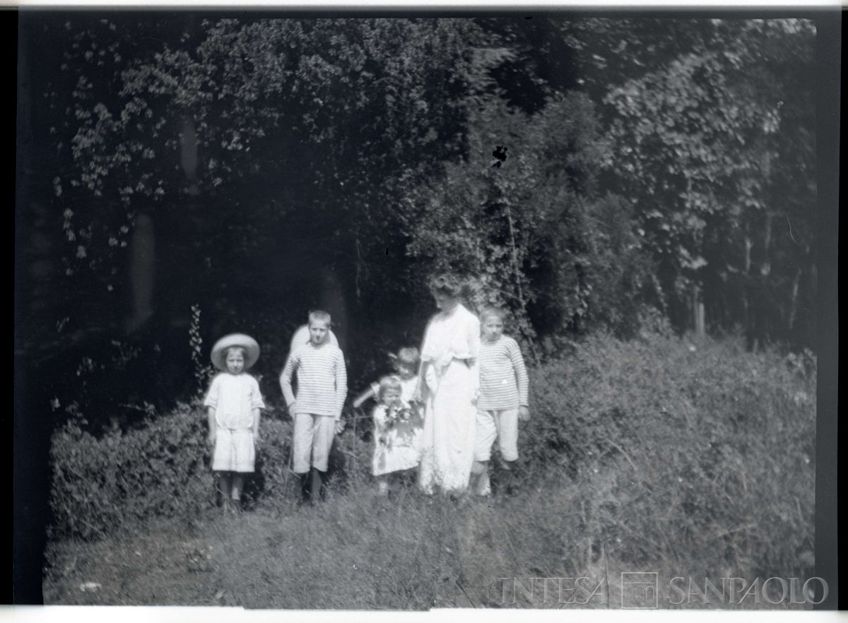 Nogara Bernardino, Ester e i figli in giardino a Beykos, al Fluriet Bagché, 1911 (fotografo sconosciuto)