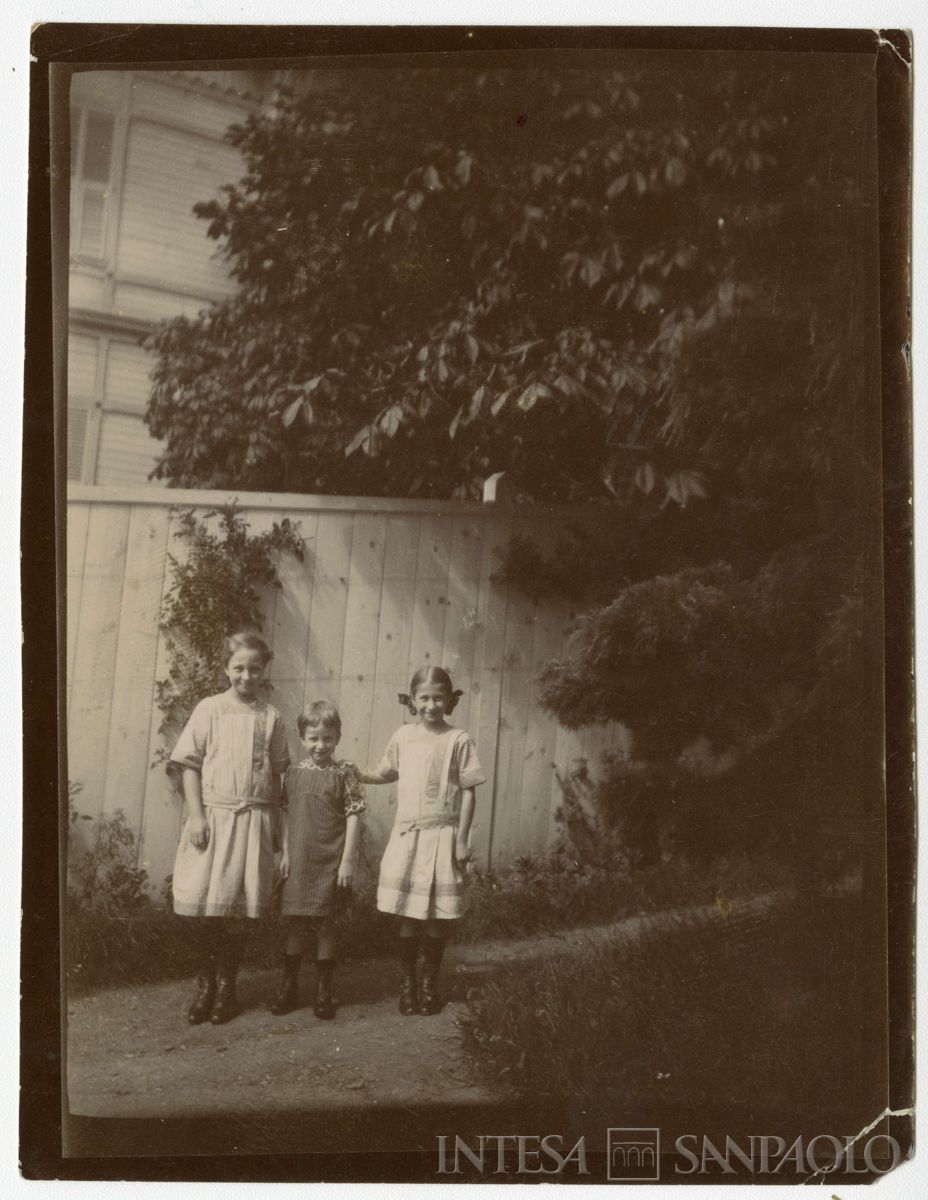 Nogara Antonietta, Paolo e Giulia nel giardino di casa a Ayaz Pacha, 1913 (fotografo sconosciuto)