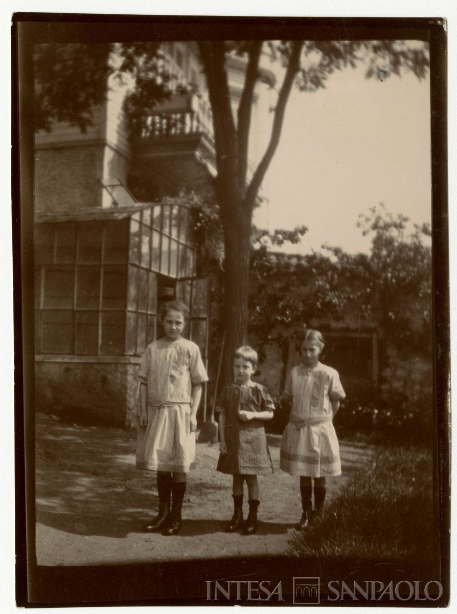 Nogara Antonietta, Paolo e Giulia nel giardino di casa a Ayaz Pacha, 1913 (fotografo sconosciuto)