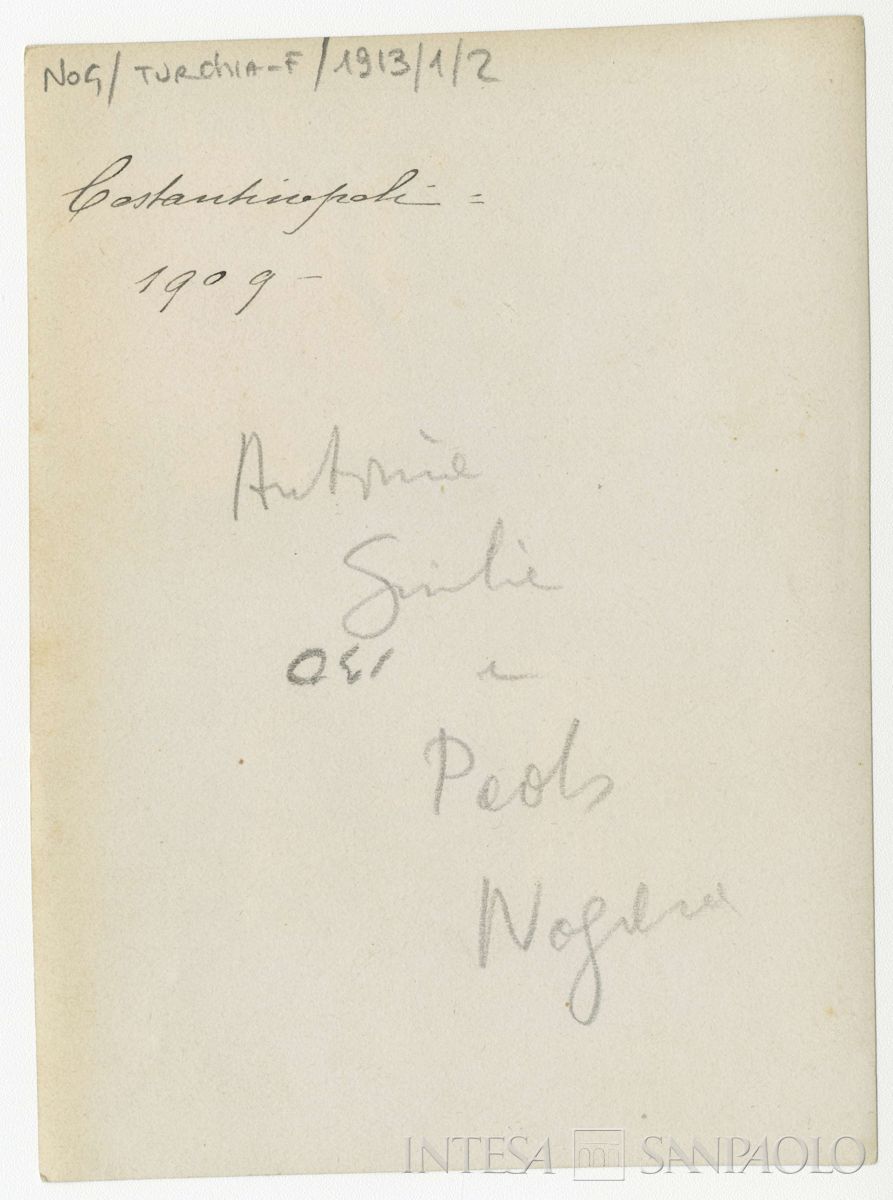 Nogara Antonietta, Paolo e Giulia nel giardino di casa a Ayaz Pacha, 1913 (fotografo sconosciuto), verso